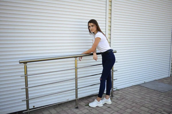 Schöne Junge Frau Jeans Weißem Shirt Die Auf Der Straße — Stockfoto