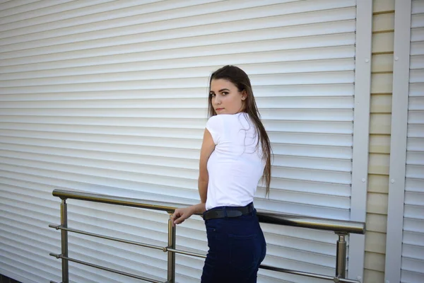 Mulher Bonita Vestindo Jeans Camiseta Branca Rua Foto Perto Cerca — Fotografia de Stock