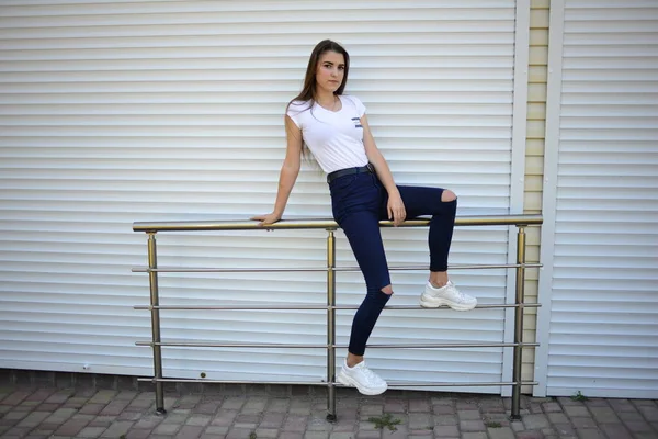 Schöne Junge Frau Jeans Weißem Shirt Die Auf Der Straße — Stockfoto