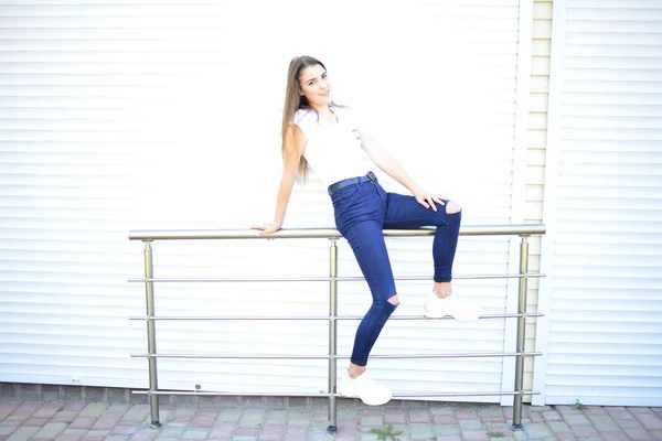 Schöne Junge Frau Jeans Weißem Shirt Die Auf Der Straße — Stockfoto