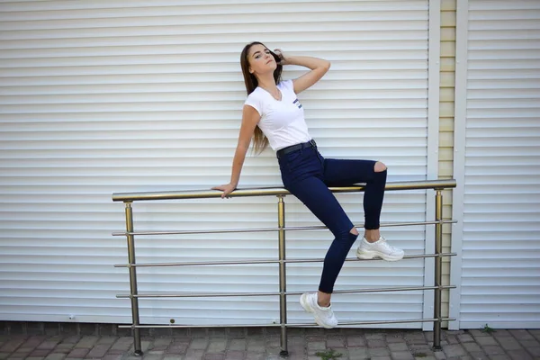 Mulher Bonita Vestindo Jeans Camiseta Branca Rua Foto Perto Cerca — Fotografia de Stock