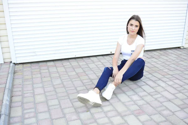 Schöne Junge Frau Jeans Weißem Shirt Die Auf Der Straße — Stockfoto