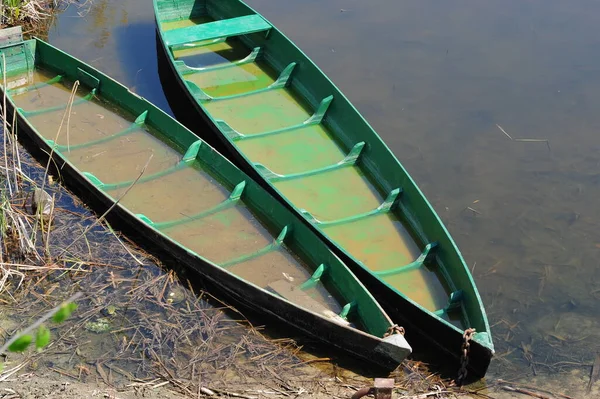 Foto Paisagem Dois Velhos Barco Verde Margem Rio Barcos Abandonados — Fotografia de Stock