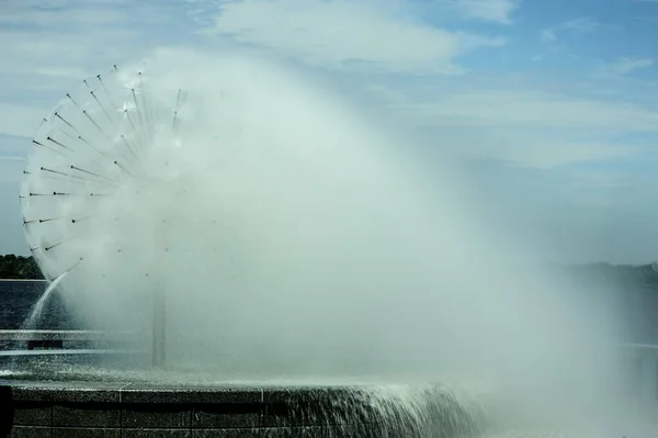 Gros Plan Une Belle Fontaine Forme Boule Dnepropetrovsk Ukraine — Photo