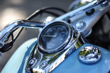 Benzin deposu ve hız göstergesi olan motosiklet detayı. Krom motosiklet ayrıntıları yakın plan.