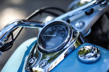 Benzin deposu ve hız göstergesi olan motosiklet detayı. Krom motosiklet ayrıntıları yakın plan.