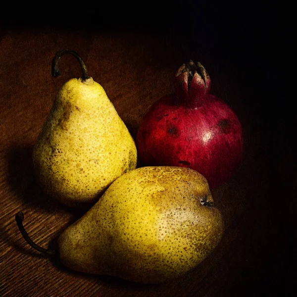 Um par de peras amarelas orgânicas maduras frescas e uma romã na mesa de madeira. Foco seletivo. — Fotografia de Stock