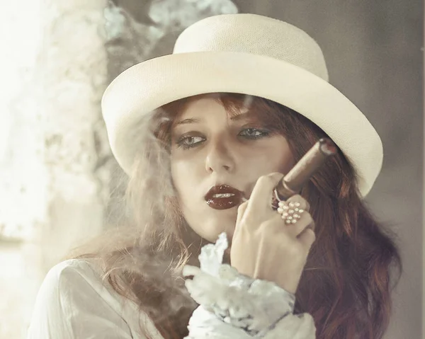 Elégante Fumeuse Portrait Une Fille Aux Cheveux Roux Avec Cigare — Photo
