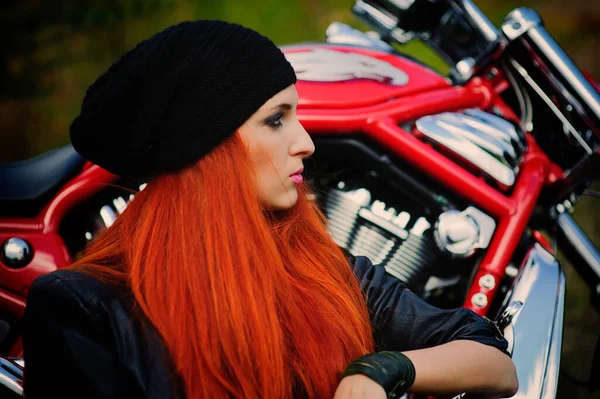 红头发漂亮的女孩和摩托车在户外 — 图库照片