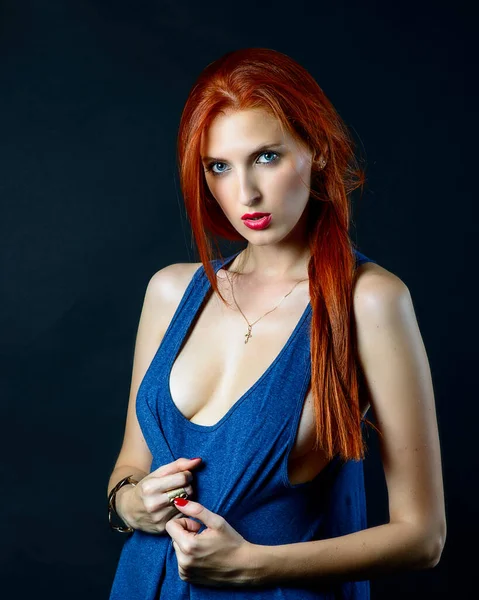 Портрет Модного Мистецтва Красивої Моделі Червоного Волосся Дівчина Довгим Волоссям — стокове фото