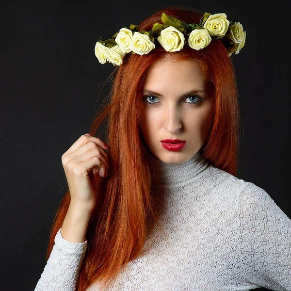Koyu Arkaplanda Çiçeklerle Süslenmiş Uzun Kızıl Saçlı Güzel Bir Kadın — Stok fotoğraf