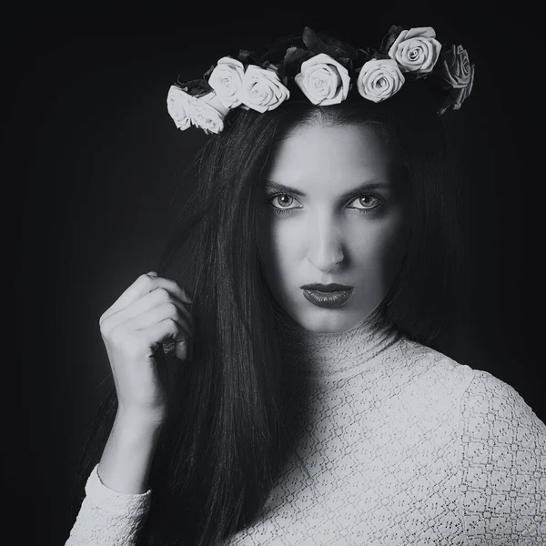 Piękna Młoda Kobieta Długimi Czerwonymi Włosami Wieńcu Kwiatów Ciemnym Tle — Zdjęcie stockowe