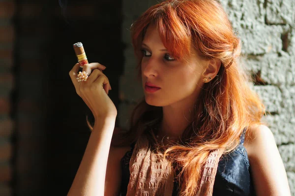 Elégante Fumeuse Portrait Une Fille Aux Cheveux Roux Avec Cigare — Photo