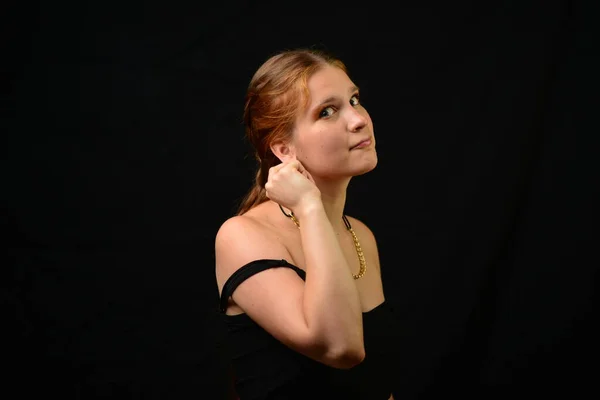 Schöne Junge Frau Gesicht Nahaufnahme Porträt Studio Auf Schwarz — Stockfoto