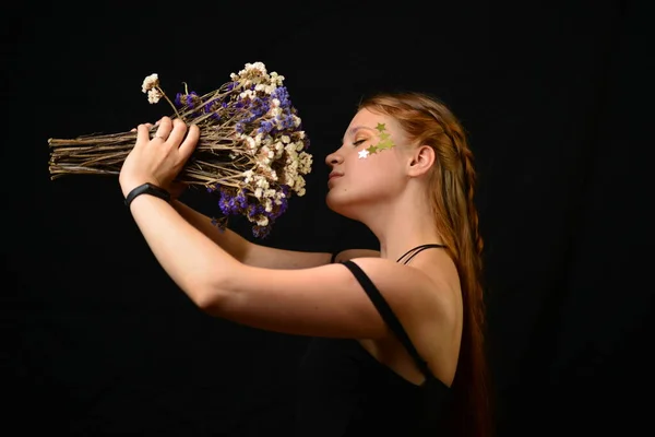 Piękna Młoda Kobieta Twarz Zbliżyć Portret Studio Czarno Bukiet Kwiatów — Zdjęcie stockowe