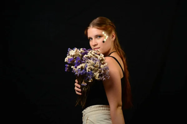 Schöne Junge Frau Gesicht Nahaufnahme Porträt Studio Auf Schwarz Blumenstrauß — Stockfoto