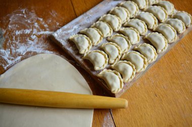 Pierogi 'yi patatesle pişirmek için hammaddeler..