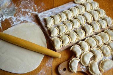 Pierogi 'yi patatesle pişirmek için hammaddeler..