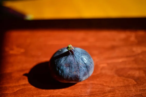 Fichi freschi. Bellissimi fichi viola blu con spazio vuoto per la copia. vicino — Foto Stock