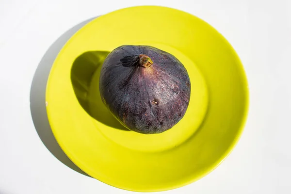 Taze incir. Boş fotokopi alanı olan güzel mavi incirler. Kapat. — Stok fotoğraf