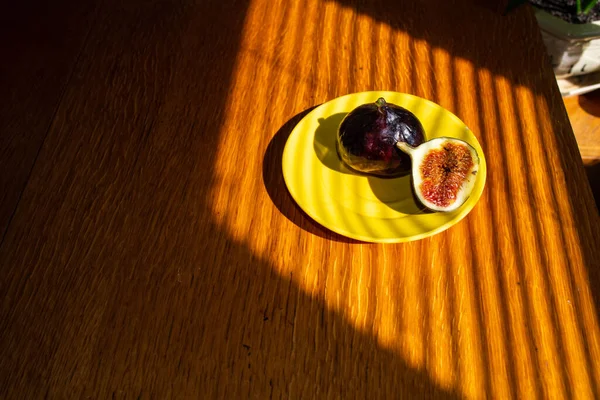 Färska fikon. Vackra blå violetta fikon med tomt kopieringsutrymme. närbild — Stockfoto