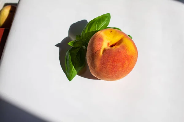 Fresh peaches on table. Beautiful red yellow peaches. close up — Stock Photo, Image