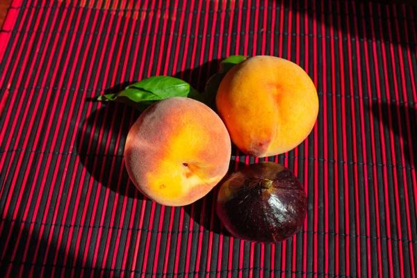 Frische Pfirsiche auf dem Tisch. Schöne rote gelbe Pfirsiche. Nahaufnahme — Stockfoto