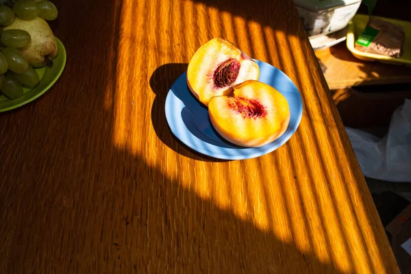 Pêssegos frescos na mesa. Belos pêssegos amarelos vermelhos. de perto — Fotografia de Stock