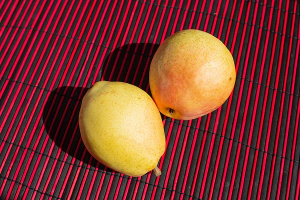 Frische Bio Birnen Auf Dem Tisch Nahaufnahme — Stockfoto