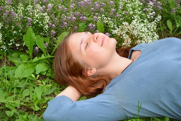 Fille Jouer Plein Air Posant Lumière Soleil Belle Journée — Photo