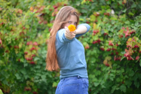 Meisje Buiten Spelen Poseren Fel Zonlicht Mooie Dag — Stockfoto