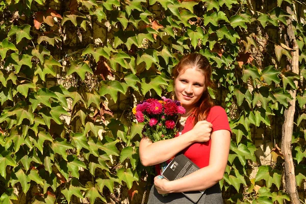 아름다운 여인이 꽃다발을 가지고 근처에 식물학 사업이요 — 스톡 사진