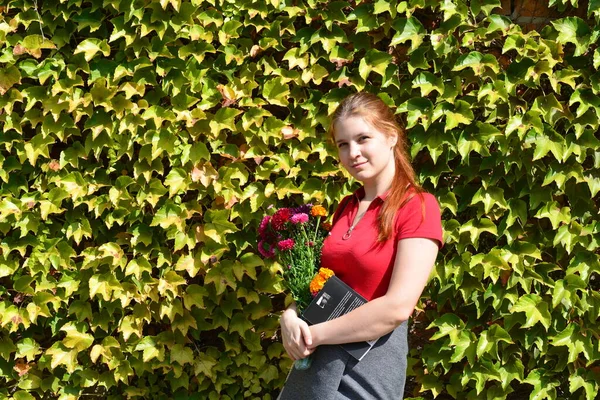 Hermosa Joven Con Ramo Flores Cerca Una Pared Verde Arbustos — Foto de Stock