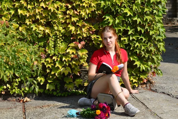 美丽的年轻女子 在绿树成荫的墙边 开着一束鲜花 花草生意 复制空间 — 图库照片