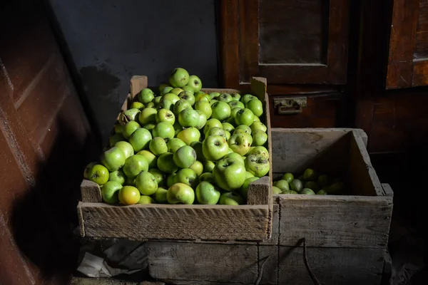 Grüne Äpfel Einer Holzkiste Einer Ländlichen Scheune Rustikal Jahrgang Ernte — Stockfoto