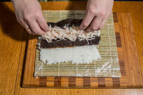 Mujer Haciendo Casa Rollos Sushi Japonés Hacer Casa Sushi Enrollado —  Fotos de Stock