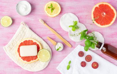 Sıfır atık banyo aksesuarı. Üst görünüm, düzen, pembe arkaplan.