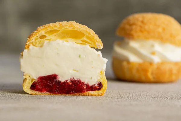 Krem şanti ve ahududu jölesiyle doldurulmuş Choux hamur işi kurabiyeleri. 