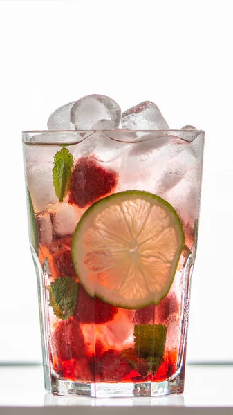 Mojito ahududu kokteyli. Kapatma beyaz arkaplanda izole edildi.