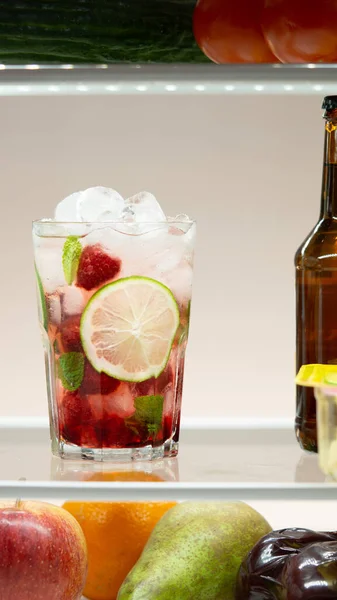 Buzdolabında ahududulu mojito kokteyli. Dikey.