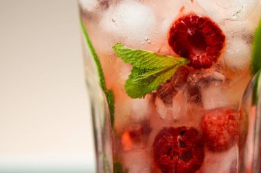 Ahududulu mojito kokteyli. Kapat, boşluğu kopyala. 