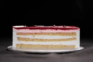 Yarım ya da bir dilim beyaz çikolatalı mus keki. İzole edilmiş. Boşluğu kopyala