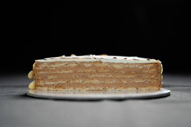 Siyah arka planda yarım ya da bir dilim çikolatalı mus pastası..