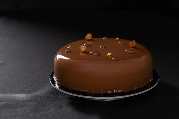 검은 배경에서 분리 된 초콜릿 광택나는 생일 케이크. — 스톡 사진