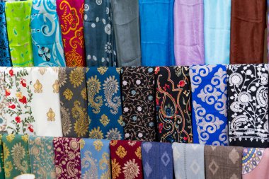 Moda, iç tasarım ve kültürel tekstil kavramları için ideal desenli ve katı kumaşların canlı seçimi