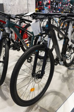 Taşkent, Özbekistan, 18 Ağustos 2025: Bisiklet aksesuarları ve teçhizatlarla çevrili bir perakende mağazasında BMX marka bisikletlerin satışı. Spor, alışveriş ve aktif yaşam tarzı temaları için mükemmel.