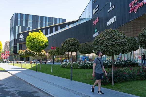 Şymkent, Kazakistan, 30 Ağustos 2025: Şymkent Plaza alışveriş merkezi, şehir sokak manzarası, yeşil ağaçlar ve açık mavi gökyüzü