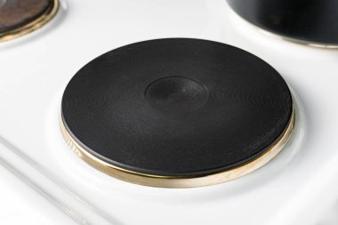 Beyaz bir yüzeyde metalik halkalı siyah katı disk elektrikli sobanın yakın çekimi, mutfak, aşçılık veya mutfak tasarımı kavramları için idealdir.