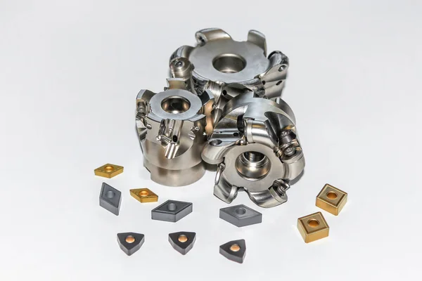 İki hasarsız ve CNC değirmen makinesi için bir hasarlı indekslenebilir değirmen kesici dört tip karpit ekleyicisi ve seçici odaklı beyaz üzerine izole edilmiş