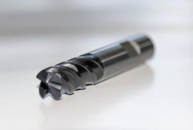 Beyazda izole edilmiş bir son değirmen kesici. Seçici odaklı fotoğraf 